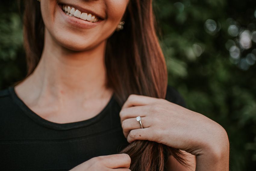 novia con su anillo de compromiso 