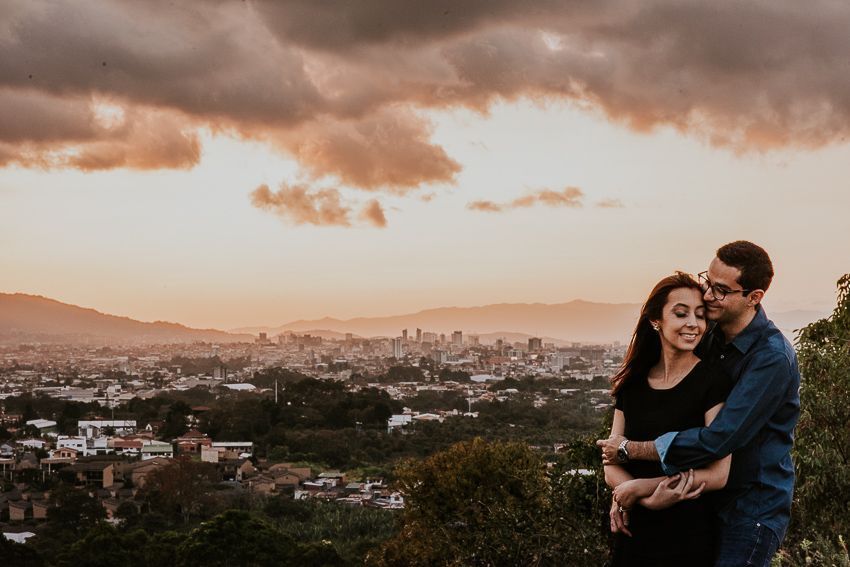 pareja y vista de san josé a lo lejos