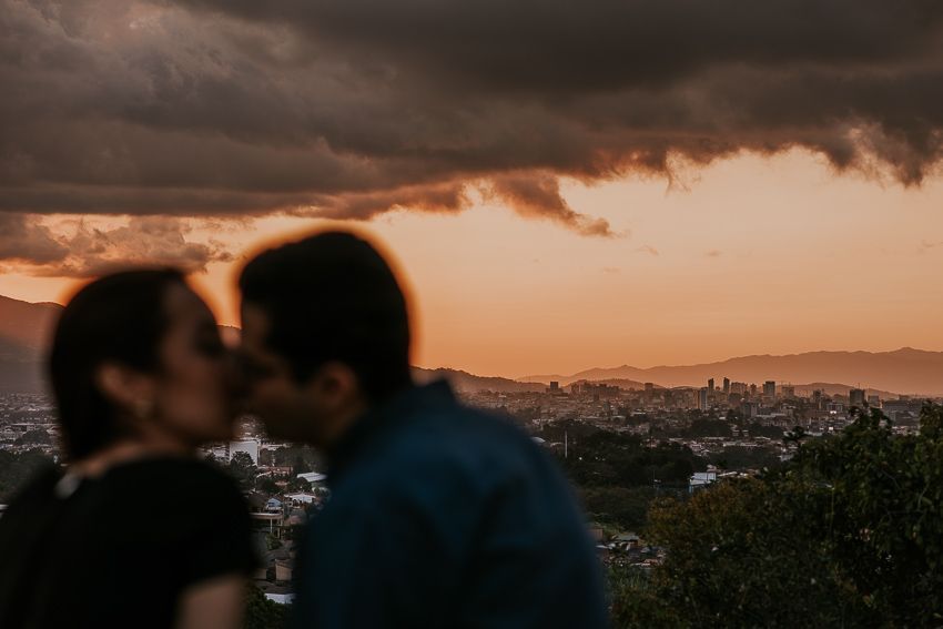 pareja al atardecer con vista aérea de san josé