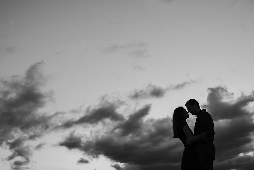 silueta de la pareja contra el cielo
